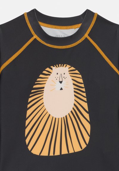 Μαύρο rash guard με γραφικό λιονταριού σε ανοιχτό πορτοκαλί χρώμα και σκούρες πορτοκαλί ρίγες γύρω από το πρόσωπό του. Διαφορά ραφών σε πορτοκαλί.