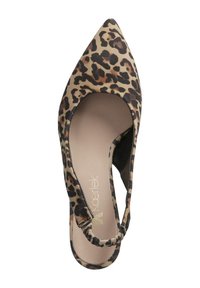 Puntige pump in luipaardprint stof met een uitsnede aan de zijkant. Beige en bruine tinten, gladde textuur en een gevoerde inlegzool.