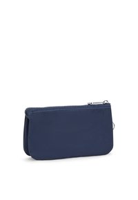 Funda azul marino con cremallera, hecha de tela suave, con un diseño plano, herrajes plateados y una silueta simple y limpia.