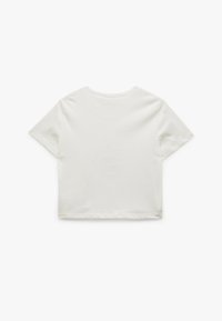 Hvid kortærmet T-shirt, lavet af blødt bomuldsstof, med en rund halsudskæring og en afslappet pasform. Ingen mønstre eller accenter synlige.