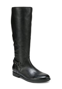 Stivale in pelle nera fino al ginocchio con finitura testurizzata, suola piatta e una cintura decorativa con una fibbia dorata alla caviglia.