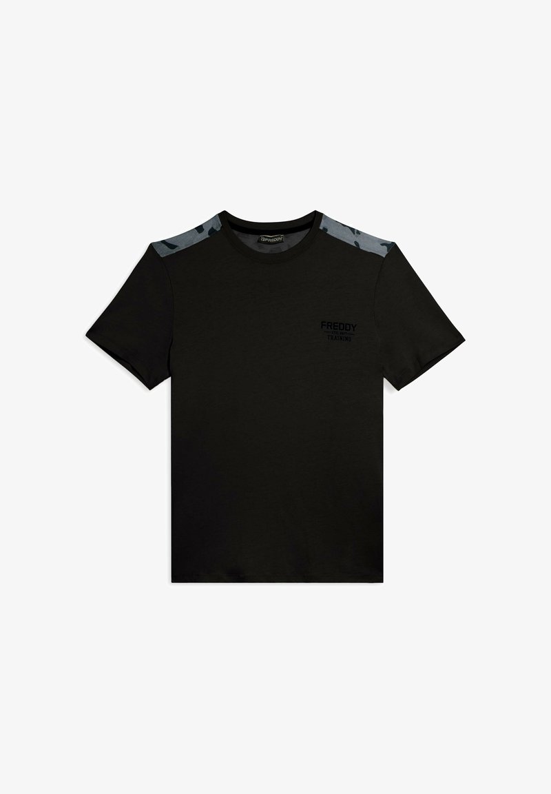 T-shirt in cotone nero con dettagli in stampa camouflage grigia sulle spalle e un piccolo logo sul davanti, colletto rotondo e maniche corte.