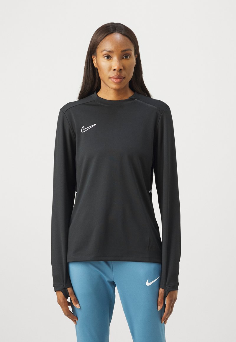 Černý sportovní top s dlouhým rukávem a kulatým výstřihem, s malým bílým logem Nike na hrudi a elegantním, přiléhavým střihem.
