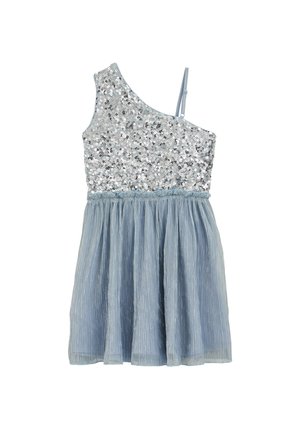 Sukienka na jedno ramię w jasnoniebieskim kolorze, ozdobiona cekinami, z rozkloszowanym dołem i fakturowaną tkaniną. Projekt podkreśla falbaniasta talia.