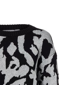 Schwarzer Pullover mit silbernen abstrakten Mustern, ausgestattet mit einem gerippten Ausschnitt und einem strukturierten Strickdesign, das mutige Formen und Kontraste betont.