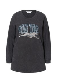 Übergroßes schwarzes Sweatshirt mit Rundhalsausschnitt, langen Ärmeln und einem grafischen Druck eines Leopards sowie dem Text "STAY WILD" in Blau und Weiß.