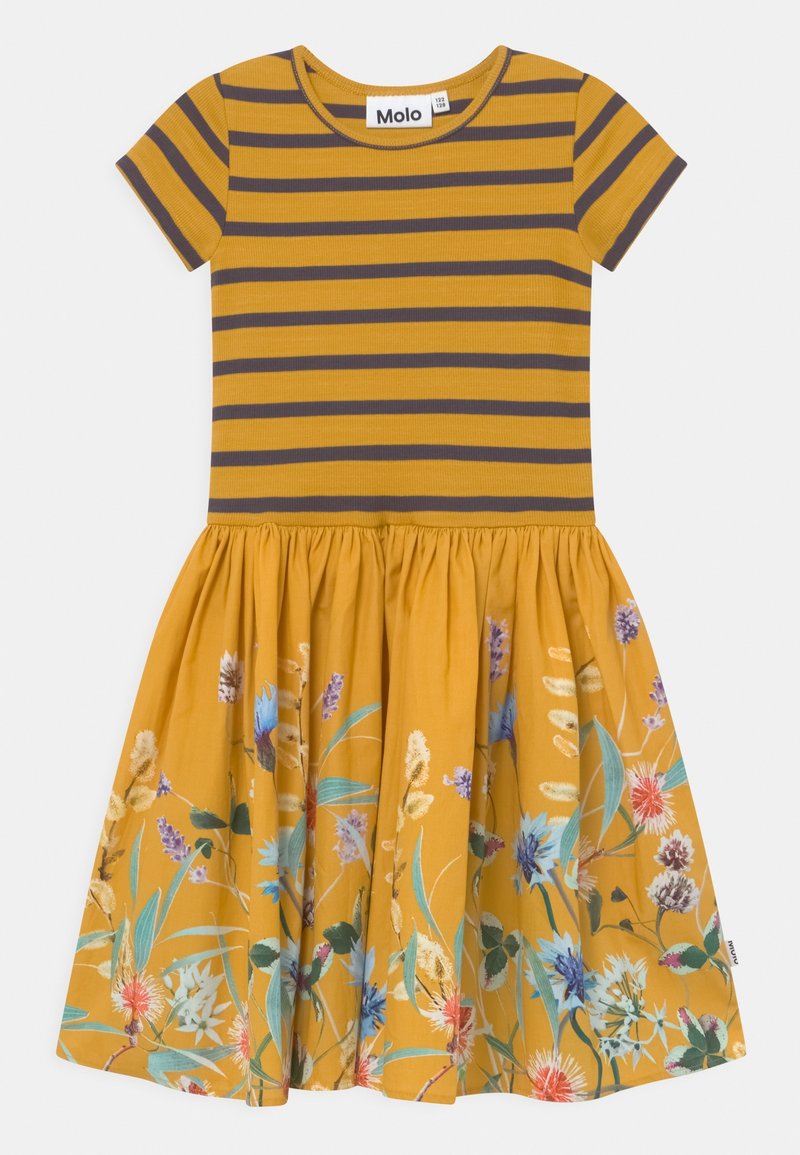 Robe jaune moutarde à manches courtes avec des rayures horizontales foncées en haut et une jupe à motif floral avec des fleurs bleues, vertes et violettes.