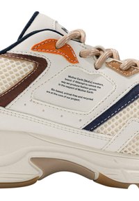 Sneaker bio-based con tomaia crema, pannelli in rete, accenti arancioni e marroni, lacci beige e suola texturizzata. Presenta un branding eco-sostenibile.