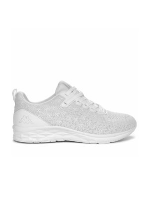 Chaussure de sport blanche en mesh respirant avec lacets, semelle rembourrée et logo de la marque sur le talon.