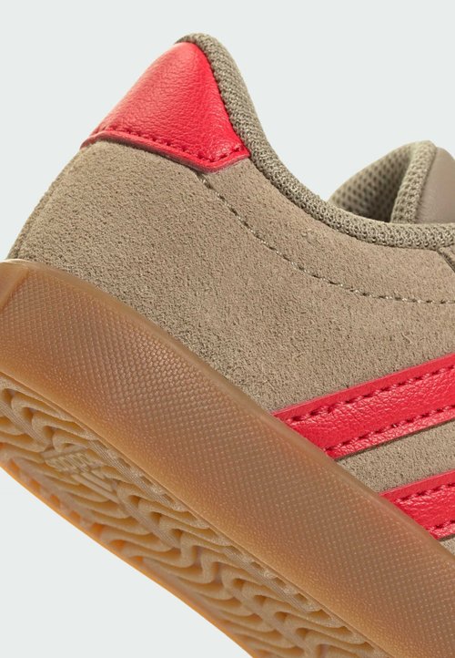 adidas SPORTSWEAR VL COURT 3.0 SHOES UNISEX - Zapatos de bebé - blanch cargo pure ruby gold metallic — photo 6