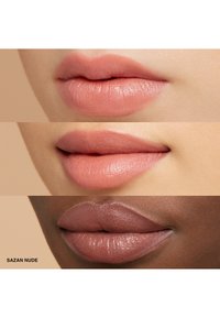Drei Lippenfarben sind zu sehen: oben ein helles Nude, in der Mitte ein sanftes Pfirsich, unten ein tiefes Mauve. Sanfte Textur und unterschiedliche Nuancen von Nude.