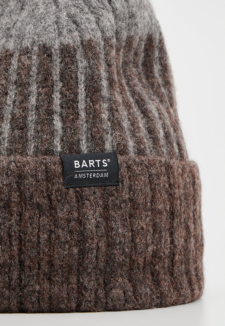 Brązowa i szara czapka z prążkowanego dzianiny, wykonana z wełny, z czarną metką z napisem „BARTS AMSTERDAM” na mankiecie. Miękka tekstura i ciepły design.