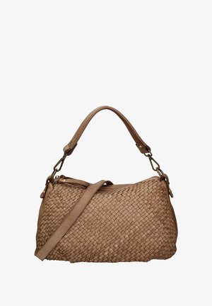 Borsa a tracolla in pelle intrecciata color beige con parte superiore curva, doppio manico e base piatta. Presenta una chiusura con zip e dettagli di cuciture sottili.