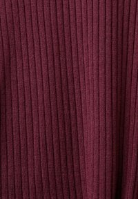 Viininpunainen ribbineulottu kangas pystysuuntaisilla kuvioilla; pehmeä tekstuuri; keskivahva paino; hieman joustava materiaali; ihanteellinen käytettäväksi sellaisenaan tai kerrospukeutumiseen.