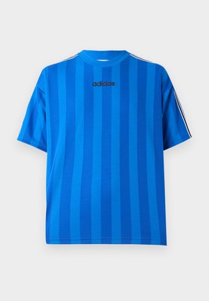 Sinine triibuline t-särk, mis on valmistatud pehmest kangast. Omab ümmargust kaelaava ja lühikesi varrukaid. Ees on trükitud must "adidas" logo keskel.
