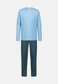 Hellblaues langärmeliges Hemd mit einer Tasche, kombiniert mit dunkelblauen, gemusterten Pyjamahosen mit weißen geometrischen Formen.