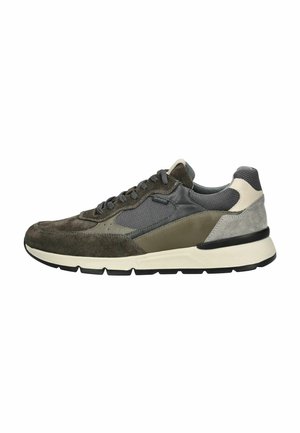 Zapatillas deportivas con una mezcla de ante gris oscuro y materiales de malla, que presentan una suela blanca gruesa y sutiles acentos beige.