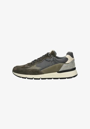 Sneakers wykonane z mieszanki ciemnoszarego zamszu i siateczkowych materiałów, z masywną białą podeszwą i subtelnymi beżowymi akcentami.