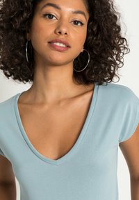 Pieces PCKAMALA - T-shirt básica - tourmaline