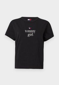 Černé bavlněné tričko s kulatým výstřihem, krátkými rukávy a bílým logem "tommy girl". Obsahuje barevnou hvězdnou akcentaci nad textem.