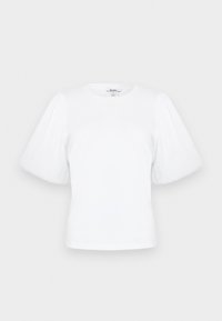 Λευκό μπλουζάκι με κοντά μανίκια φουσκωτά και στρογγυλή λαιμόκοψη, απλωμένο επίπεδα πάνω σε ανοιχτόχρωμο φόντο.