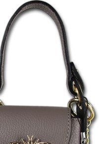 Bordeaux leren handtas met een gestructureerd oppervlak, voorzien van een gouden charm, een zwarte ketting en een contrasterende handgreep.