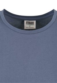T-shirt bleu à manches courtes avec un col rond, présentant une texture lisse, un col côtelé, et une étiquette indiquant "Urban Classics XS".