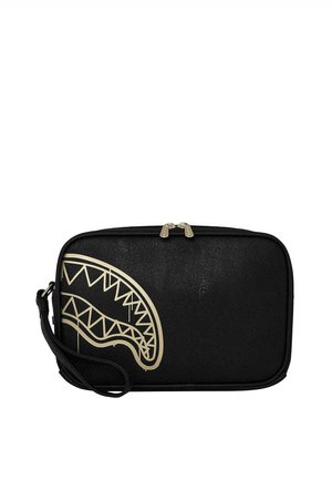 Bolso de muñeca rectangular negro con cremallera dorada y gráfico parcial de boca de tiburón dorada en el lado frontal izquierdo.