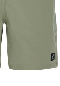 Lichtgroene zwemshorts met een klein zwart vierkant logopatch met een witte golf en blauwe lijnen vlak bij de zoom.