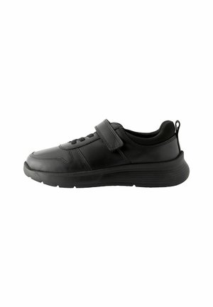 Încălțăminte sport neagră cu ușă din piele netedă, guler captusit, sistem de închidere cu șiret și arici, și talpă flexibilă din cauciuc.