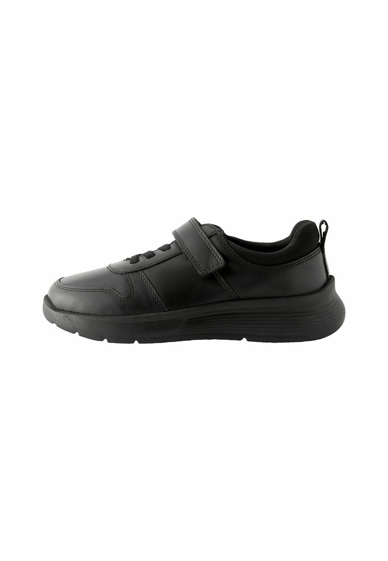 Chaussure de sport noire avec une tige en cuir lisse, un col rembourré, un laçage et une fermeture par bande auto-agrippante, ainsi qu'une semelle en caoutchouc flexible.