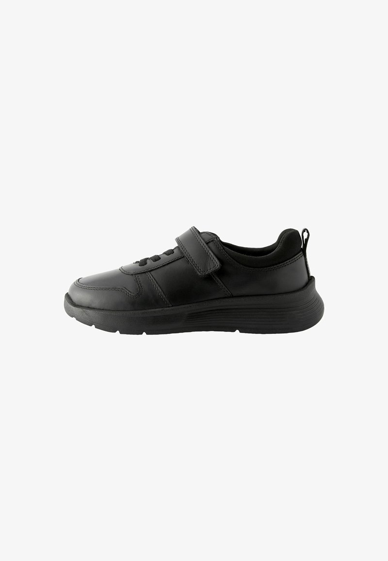 Chaussure de sport noire avec une tige en cuir lisse, un col rembourré, un laçage et une fermeture par bande auto-agrippante, ainsi qu'une semelle en caoutchouc flexible.