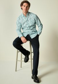 Next EASY IRON PRINTED OXFORD REGULAR FIT - Srajca - white blue ditsy floral