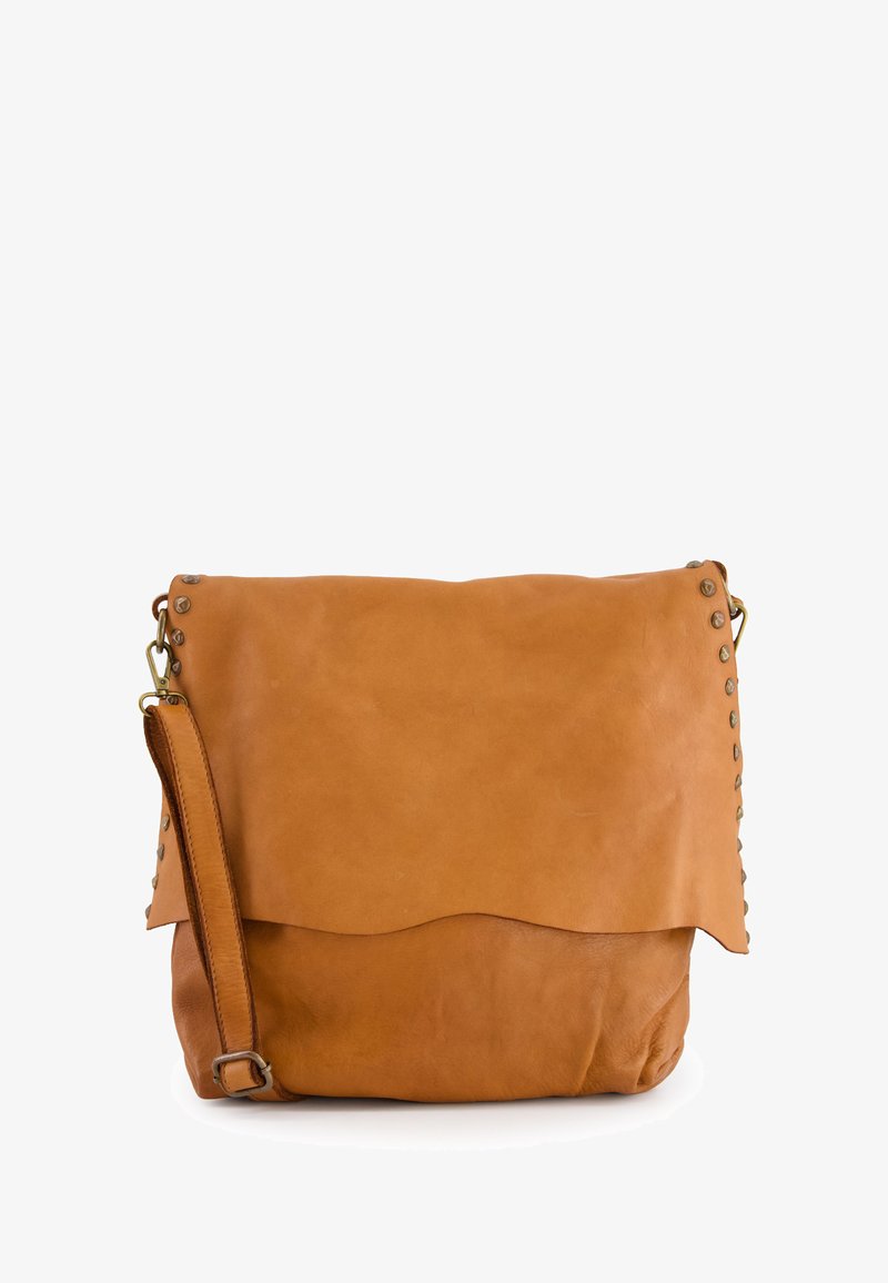 Sac en cuir tanné à bandoulière avec un rabat en forme de coquille, des accents cloutés et une bandoulière réglable. Texture douce et forme décontractée.
