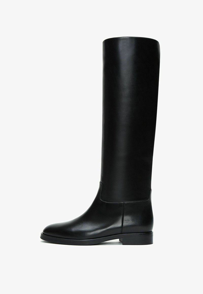 Botas de cuero negras hasta la rodilla con una textura suave, puntera redonda y suela plana. Diseño minimalista sin hardware o acentos visibles.