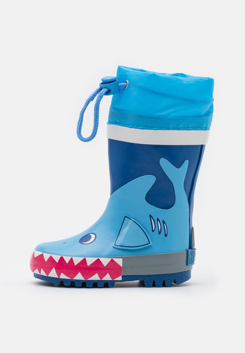 Blauwe rubberen regenlaars met een haai ontwerp en rode en witte tanddetails, een trekkoord bovenaan en een gestructureerde zool voor grip.