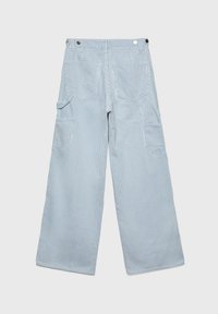 Pantalones de pierna ancha a rayas azules y blancas, con cintura alta, bolsillos frontales y detalles de costura visibles. Hechos de una tela suave.