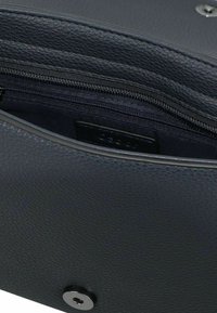 Dunkelgraue Ledertasche mit einer strukturierten Oberfläche, ausgestattet mit einem Reißverschluss-Innenfach und einem Druckknopfverschluss.
