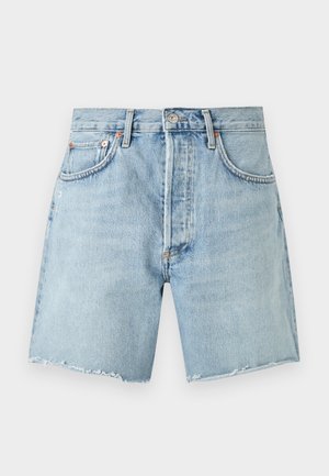 Svetlomodré rifľové šortky s ošúchanými lemami, predným gombíkom, zipsom, pútkami na opasok a prednými vreckami na jednofarebnom pozadí.