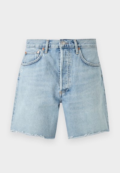 Ανοιχτό μπλε τζιν σορτς με ξεφτισμένες άκρες, μπροστινό κουμπί, φερμουάρ, θηλιές για ζώνη και μπροστινές τσέπες σε μονόχρωμο φόντο.