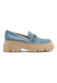 Blauwe leren platform loafers met een dikke beige zool, voorzien van een decoratieve gouden hardwareaccent aan de voorkant.