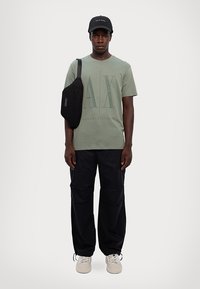 Armani Exchange Marškinėliai su spaudiniu - agave green