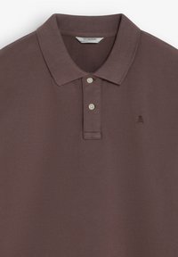 Tricou polo maro cu mâneci scurte, cu doi nasturi, guler clasic și un mic logo brodat cu craniu pe pieptul stâng.