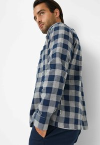 Marineblauwe en grijze geruite katoenen shirt met lange mouwen, met een relaxte pasvorm en een klein logo-label aan de onderkant aan de linkerzijde.