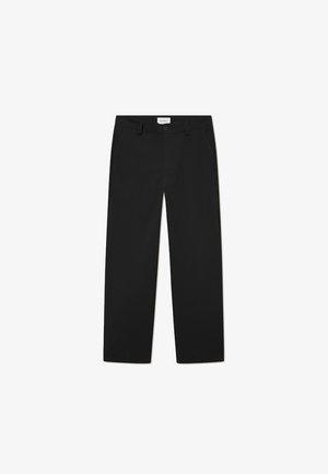 Mustad, kohandatud püksid siledast kangast. Omab nupule ja vööle kinnitusi ning küljetaskuid. Sirge säärekujundus, ilma kaunistusteta.