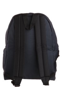 Granatowy plecak pokazany z tyłu, z wyściełanymi paskami na ramiona i górnym uchwytem, na białym tle.