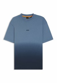 Maglietta in cotone blu con una sfumatura da blu chiaro a blu scuro, colletto rotondo, maniche corte e logo "BOSS" ricamato in scuro sul petto.