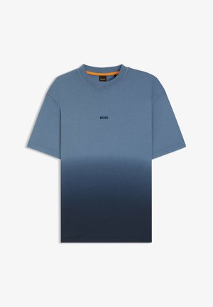 Blå bomulds T-shirt med en gradient fra lyseblå til mørkeblå, rund hals, korte ærmer og "BOSS"-logo i mørk broderi på brystet.