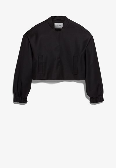 Svart kort jacka med ståkrage, långa ärmar, elastiska ärmslut och två framfickor. Slät textur med matt yta.