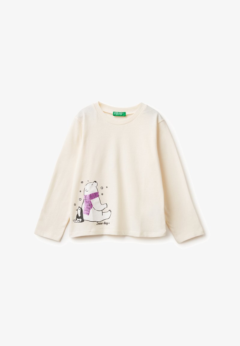 Langärmliges, creamfarbenes Hemd aus Baumwolle mit einer Illustration eines Eisbären und eines Pinguins, die einen lila Schal und Schneeflocken tragen, mit dem Text "Schneetag."